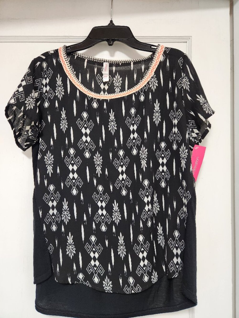 NWT Xhilaration Black Geometric Mixed Media Tunic Top M